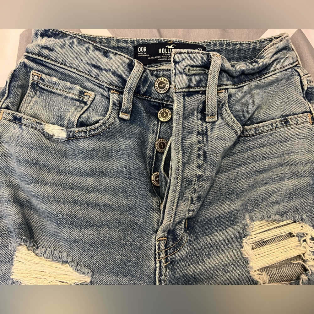 Hollister ultra high rise crop vintage straight jean. Size 00/23 light wash